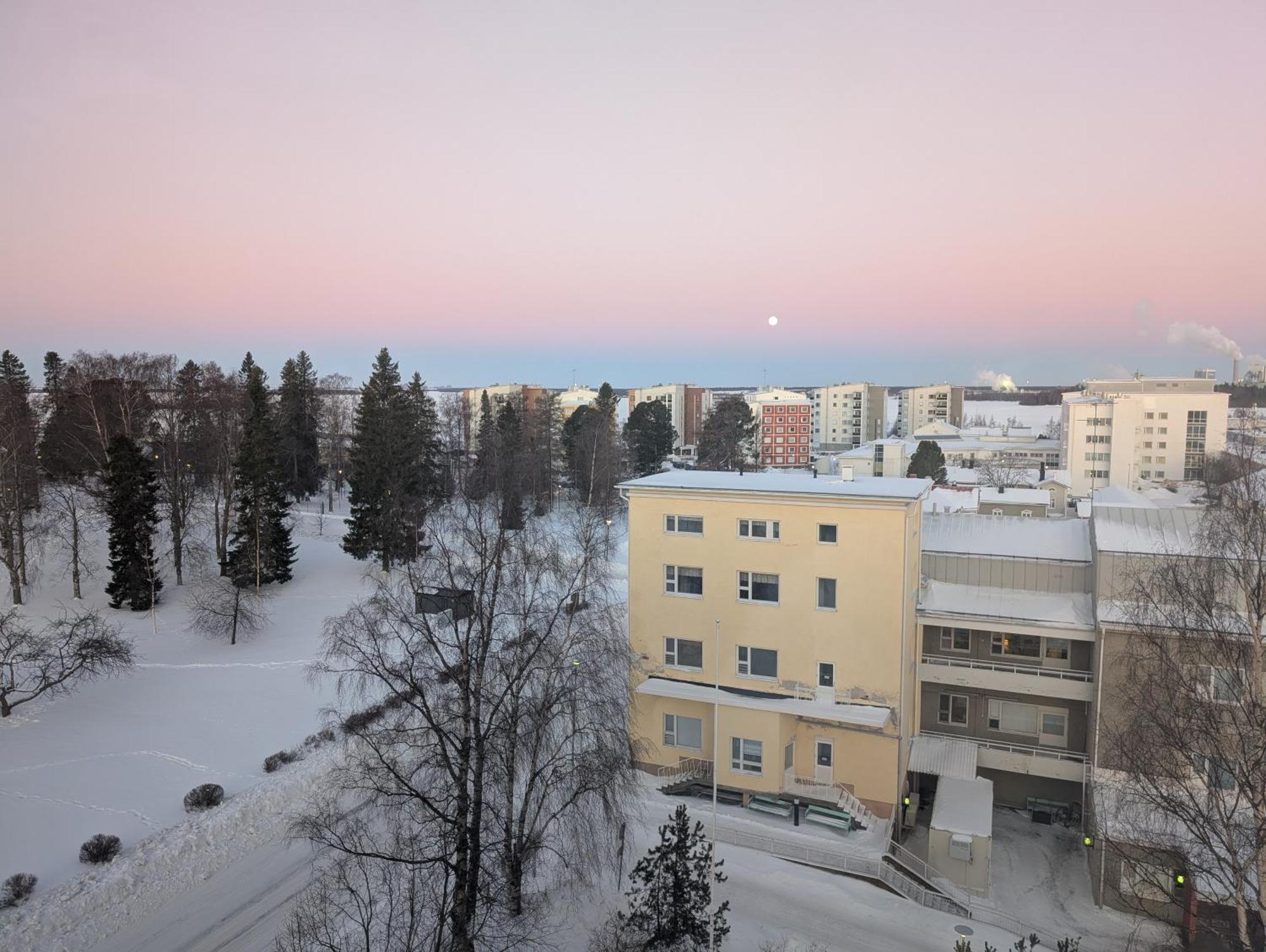 Beautiful With Seaview! 7th Floor Free Parking!