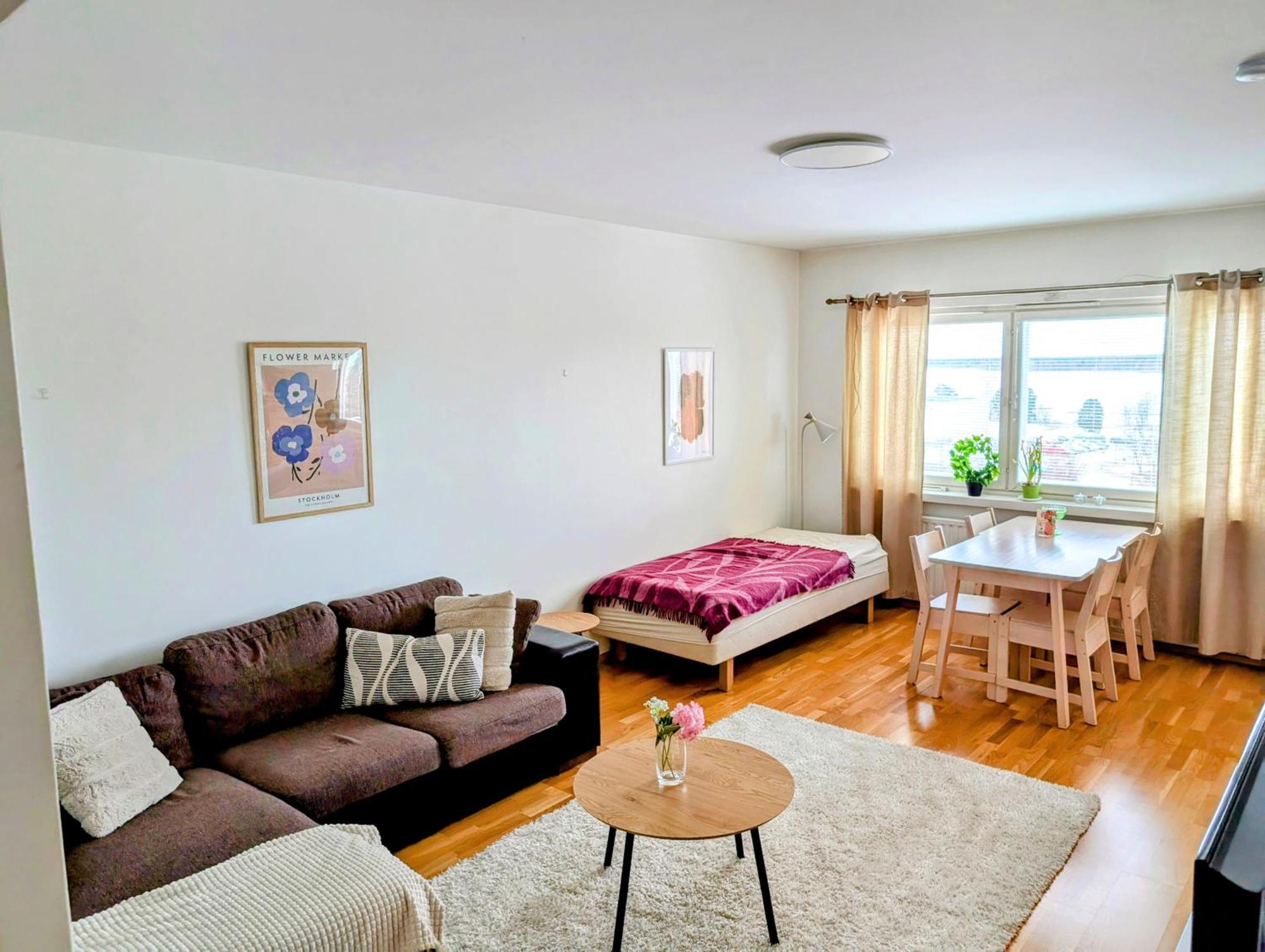 Beautiful With Seaview! 7th Floor Free Parking! *